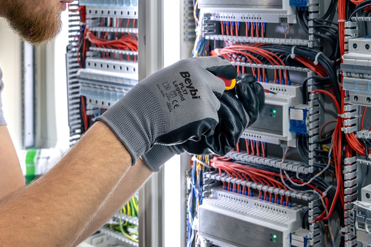 İş Eldiveni Elektrikten Korur Mu?